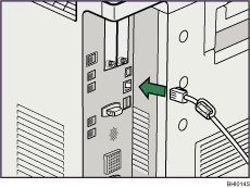Afbeelding van het aansluiten op de Ethernet-interfacekabel