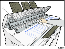 Иллюстрация внутренней стороны крышки сканера с нумерацией компонентов.