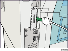 Afbeelding van het aansluiten van de IEEE 1284-interfacekabel