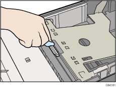Ilustraci&oacute;n de la bandeja de alimentaci&oacute;n de papel est&aacute;ndar