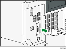 ilustracja przedstawiająca podłączanie kabla interfejsu IEEE 1284