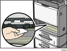 Illustratie van schoonmaken van de papierinvoerrol