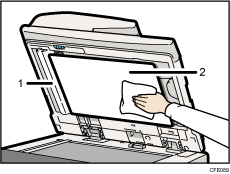 Ilustracja czyszczenia automatycznego podajnika dokumentów z numerowanymi odnośnikami