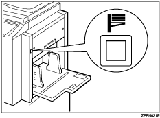 Illustrazione del tasto di abbassamento del vassoio di alimentazione carta