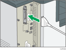 Afbeelding van het aansluiten van de IEEE 1284-interfacekabel