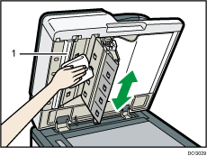 Ilustración del ADF de escaneo dúplex de una pasada con llamadas numeradas