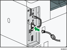 Afbeelding van het aansluiten van de Ethernet-kabel