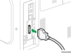 Afbeelding van het aansluiten van de IEEE1284-interfacekabel